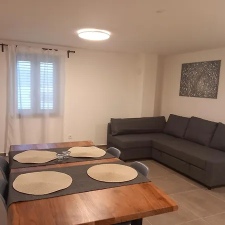 Apartment Desanti 3 *